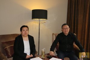 正大集团资深副董事长姚民仆先生与猪e网人物专访记者合影