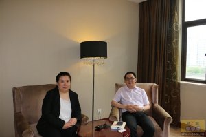 唐人神集团种苗事业部总裁阳强先生与猪e网人物专访记者合影 