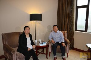 河南雄峰科技有限公司董事长许锐先生与猪e网人物专访记者合影