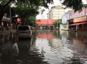 桂林暴雨致16人被困，养猪场被淹