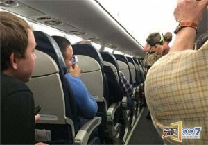 美国女子带60斤重的猪坐飞机，被同乘旅客投诉